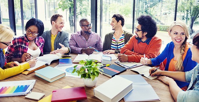 Un groupe de 8 enseignants échangeant autour d’une table