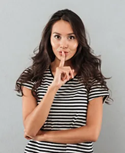 Une enseignante demandant le silence